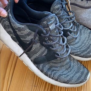 Nike women’s roshe 1